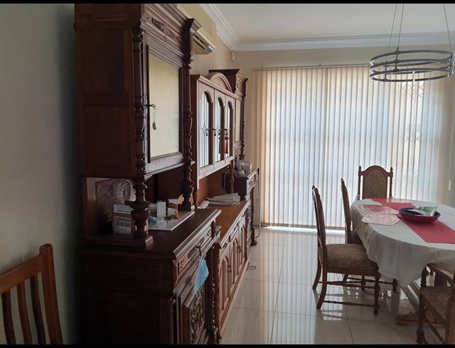 8 BEDROOM HOUSE FOR SALE IN LA LUCIA